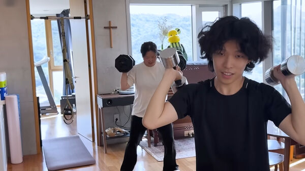 ▲李燦赫也陪妹妹秀賢一起運動。（圖／翻攝自YT／이수현 Official）
