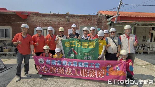 ▲台南市勞工局攜手做工行善團深入關廟區，為弱勢長者進行房屋修繕，改善居住環境。（記者林東良翻攝，下同）