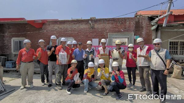 ▲台南市勞工局攜手做工行善團深入關廟區，為弱勢長者進行房屋修繕，改善居住環境。（記者林東良翻攝，下同）