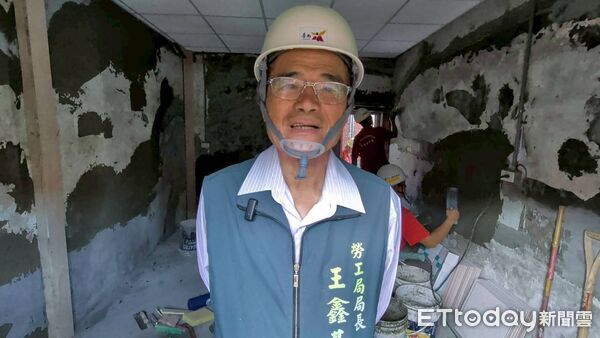 ▲台南市勞工局攜手做工行善團深入關廟區，為弱勢長者進行房屋修繕，改善居住環境。（記者林東良翻攝，下同）