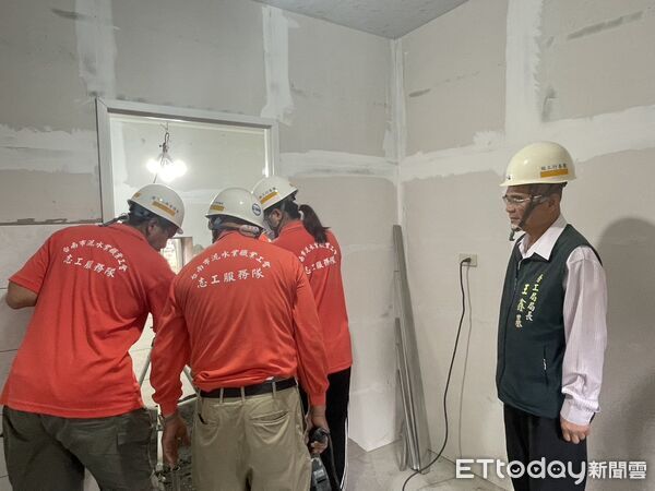 ▲台南市勞工局攜手做工行善團深入關廟區，為弱勢長者進行房屋修繕，改善居住環境。（記者林東良翻攝，下同）