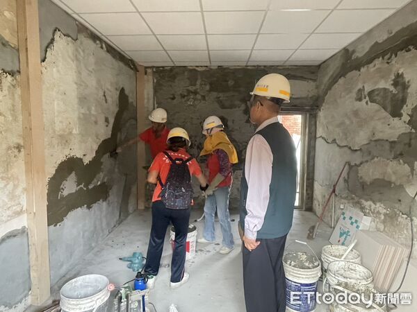 ▲台南市勞工局攜手做工行善團深入關廟區，為弱勢長者進行房屋修繕，改善居住環境。（記者林東良翻攝，下同）