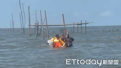 岸邊採貝遇漲潮！彰化芳苑2人受困「攀附蚵架」　海巡急出艇救援