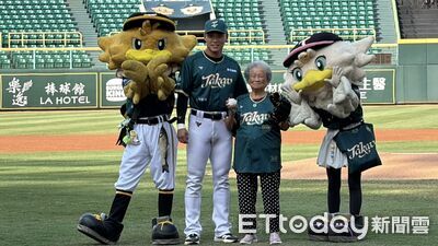 90歲「大港阿嬤」開球！穿台鋼雄鷹球衣跳應援舞　曝每天練習1hr