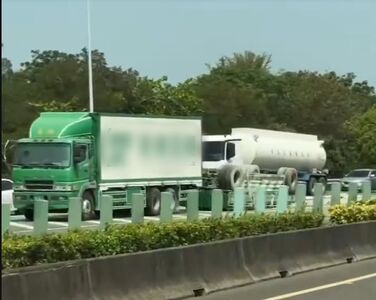 國3南向356.7K大貨車翻車　主線封閉排除散落物交通管制車流改道