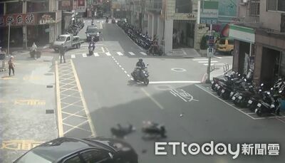 驚險畫面！新莊男駛出停車場分心　看護推輪椅婦遭撞翻送醫