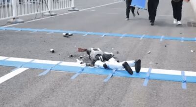 北京機器人馬拉松　選手起跑線摔倒「當場解體」屍骨噴滿地