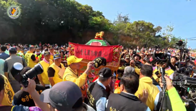 白沙屯媽祖進香回鑾最後一哩路！秋茂園換轎　乘莊嚴大轎返宮
