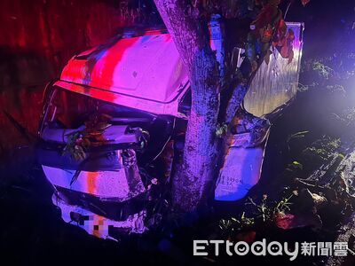 台東台9線「小貨車自撞路樹」！運將手腳骨折昏迷　送醫搶救中
