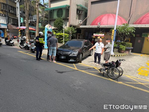▲謝女與羅女被剛出停車場陳男撞翻倒地。（圖／記者陸運陞翻攝）