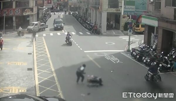 ▲謝女與羅女被剛出停車場陳男撞翻倒地。（圖／記者陸運陞翻攝）