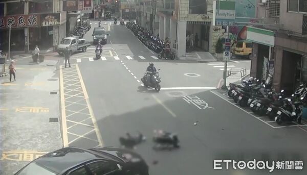 ▲謝女與羅女被剛出停車場陳男撞翻倒地。（圖／記者陸運陞翻攝）