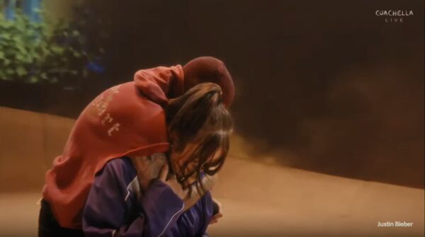 ▲小賈斯汀（Justin Bieber）科切拉音樂節（Coachella）第二週演出，和怪奇比莉（Billie Eilish）和SZA同台。（圖／翻攝自YouTube／Coachella）