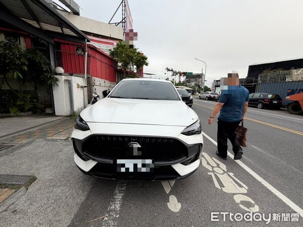 ▲▼宜蘭市女中路有轎車違停在慢車道，駕駛下車開車門，載2名幼童女騎士撞上，害母子3人慘摔。（圖／記者游芳男翻攝，下同）
