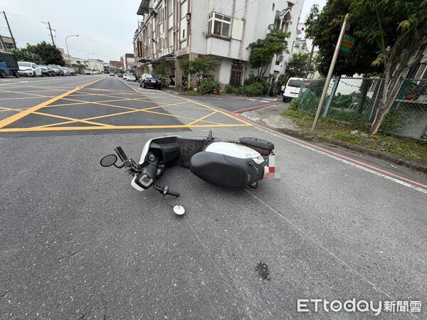 ▲▼宜蘭市女中路有轎車違停在慢車道，駕駛下車開車門，載2名幼童女騎士撞上，害母子3人慘摔。（圖／記者游芳男翻攝，下同）