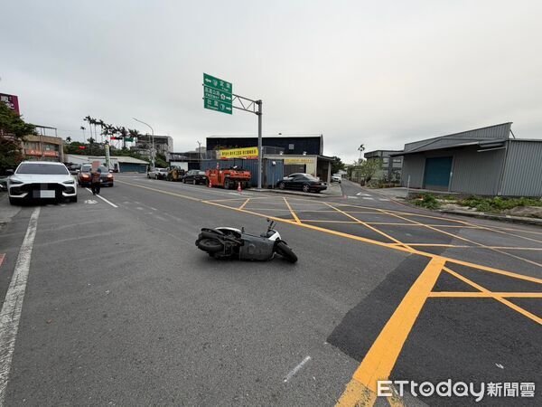 ▲▼宜蘭市女中路有轎車違停在慢車道，駕駛下車開車門，載2名幼童女騎士撞上，害母子3人慘摔。（圖／記者游芳男翻攝，下同）