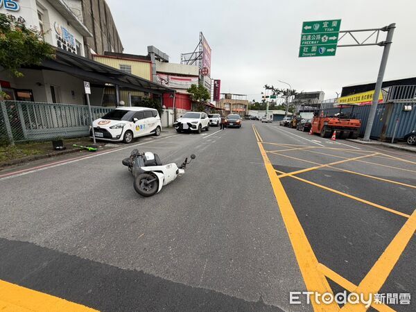 ▲▼宜蘭市女中路有轎車違停在慢車道，駕駛下車開車門，載2名幼童女騎士撞上，害母子3人慘摔。（圖／記者游芳男翻攝，下同）
