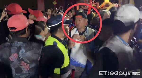 大甲媽C位爭奪戰！藍縣長、綠鎮長接轎爆衝突　2分鐘推擠畫面曝
