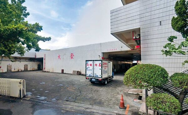 大發食材行由藍營高雄議員邱于軒老公張簡正偉獨資成立，並擔任負責人。（翻攝Google Maps）