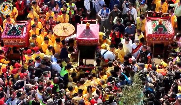 ▲白沙屯拱天宮媽祖今上午完成換轎儀式，媽祖聖駕由前總統蔡英文等人接駕，換乘八人大台轎子返宮             。（圖／記者楊永盛翻攝）
