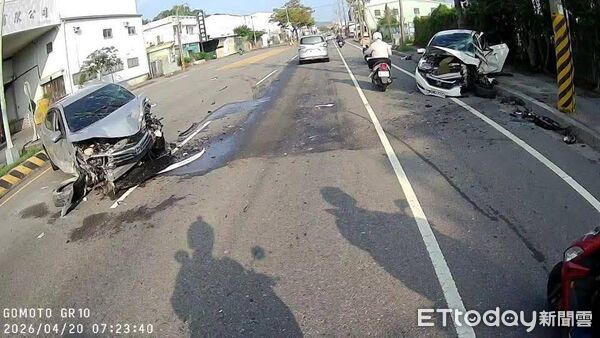 ▲▼     廻轉釀對撞  三車両人輕重傷  豐勢路大塞車        。（圖／記者李陳信得翻攝）