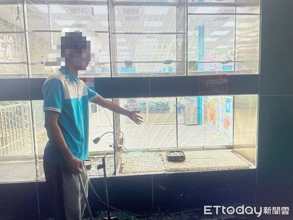 ▲▼高雄寵物店傳巨響！男誤催機車油門撞破櫥窗　玻璃四散嚇壞兔鼠。（圖／記者許宥孺翻攝）