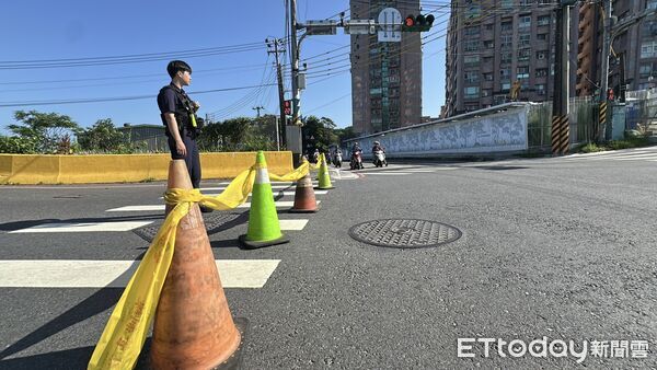 ▲基隆一名90多歲老翁騎機車時勾到掉落的電線，雙向道路都因受影響全面封閉。（圖／記者郭世賢翻攝）