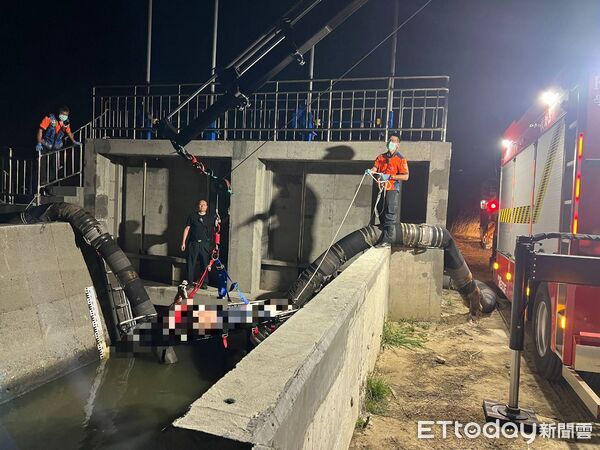 ▲台南市北門區永華溝大排20日凌晨傳出溺水案件，警消出動人車到場救起1名60歲陳姓女子，但已明顯死亡。（民眾提供）