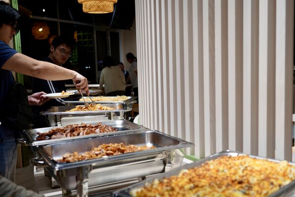 ▲坐擁湖景「㵘光」5月改全自助式Buffet　最低399元吃到飽。（圖／取自㵘光M&Agrave;N LIGHT臉書）