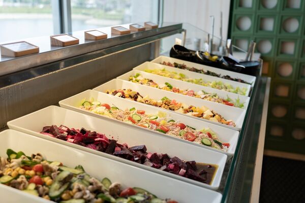 ▲坐擁湖景「㵘光」5月改全自助式Buffet　最低399元吃到飽。（圖／取自㵘光M&Agrave;N LIGHT臉書）