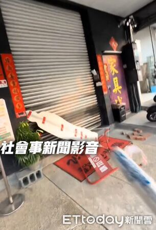 ▲台南一名王姓女子持棒球棍至台南永康家具行砸鐵門，現場一片凌亂，永康分局據報派員處理。（圖／翻攝記者爆料網，下同）