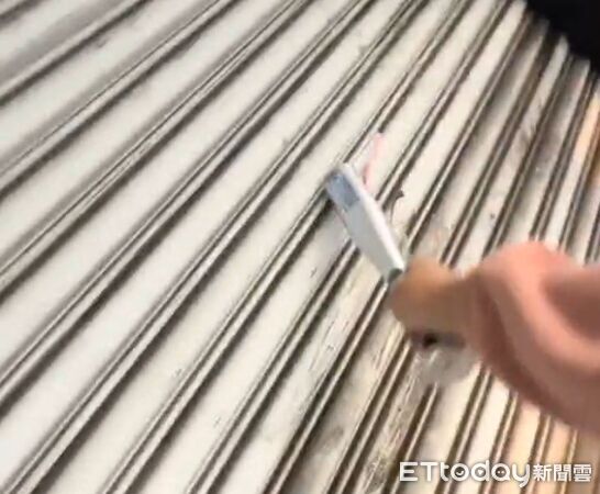 ▲台南一名王姓女子持棒球棍至台南永康家具行砸鐵門，現場一片凌亂，永康分局據報派員處理。（圖／翻攝記者爆料網，下同）