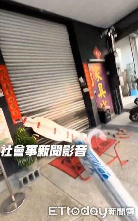 ▲台南一名王姓女子持棒球棍至台南永康家具行砸鐵門，現場一片凌亂，永康分局據報派員處理。（圖／翻攝記者爆料網，下同）