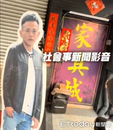 ▲台南一名王姓女子持棒球棍至台南永康家具行砸鐵門，現場一片凌亂，永康分局據報派員處理。（圖／翻攝記者爆料網，下同）