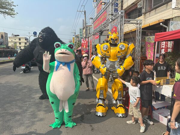 ▲大甲媽繞境進南彰化，3億重機及大黃蜂現身迎轎。（圖／民眾提供）