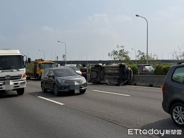 ▲國道1號台南下營段發生4車追撞事故，其中1車翻覆，現場6名傷者送醫。（民眾提供，下同）