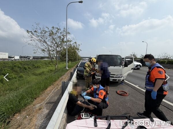▲國道1號台南下營段發生4車追撞事故，其中1車翻覆，現場6名傷者送醫。（民眾提供，下同）