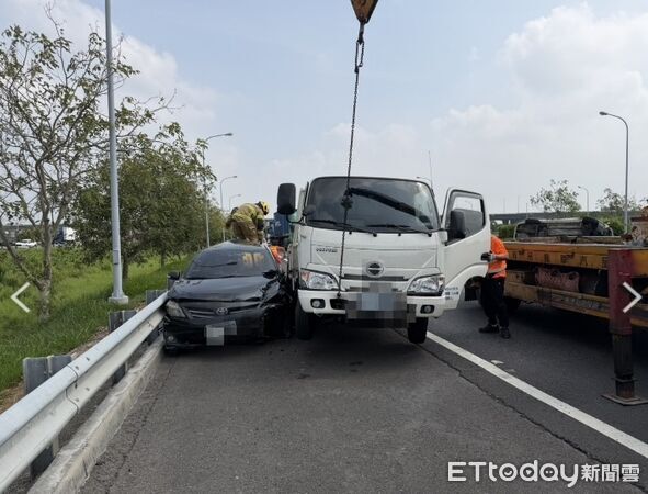 ▲國道1號台南下營段發生4車追撞事故，其中1車翻覆，現場6名傷者送醫。（民眾提供，下同）