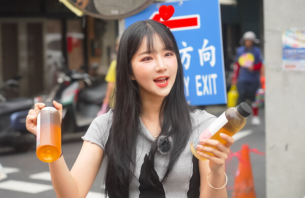 ▲▼金吉娜與港泰混血的Kapo朝聖白沙屯 。（圖／首湛創意提供）