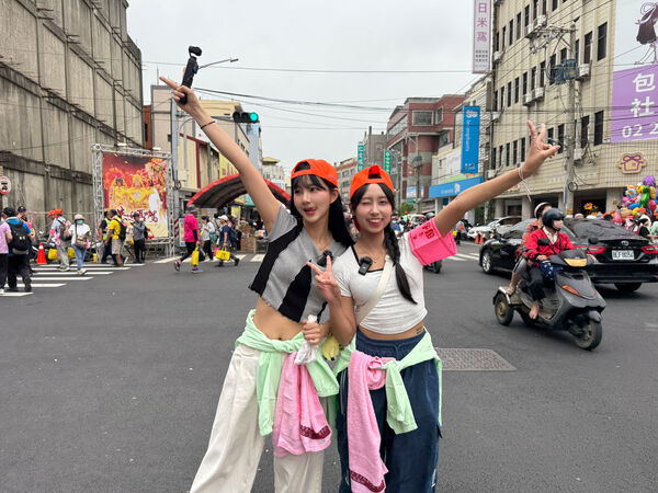 ▲▼金吉娜與港泰混血的Kapo朝聖白沙屯 。（圖／首湛創意提供）