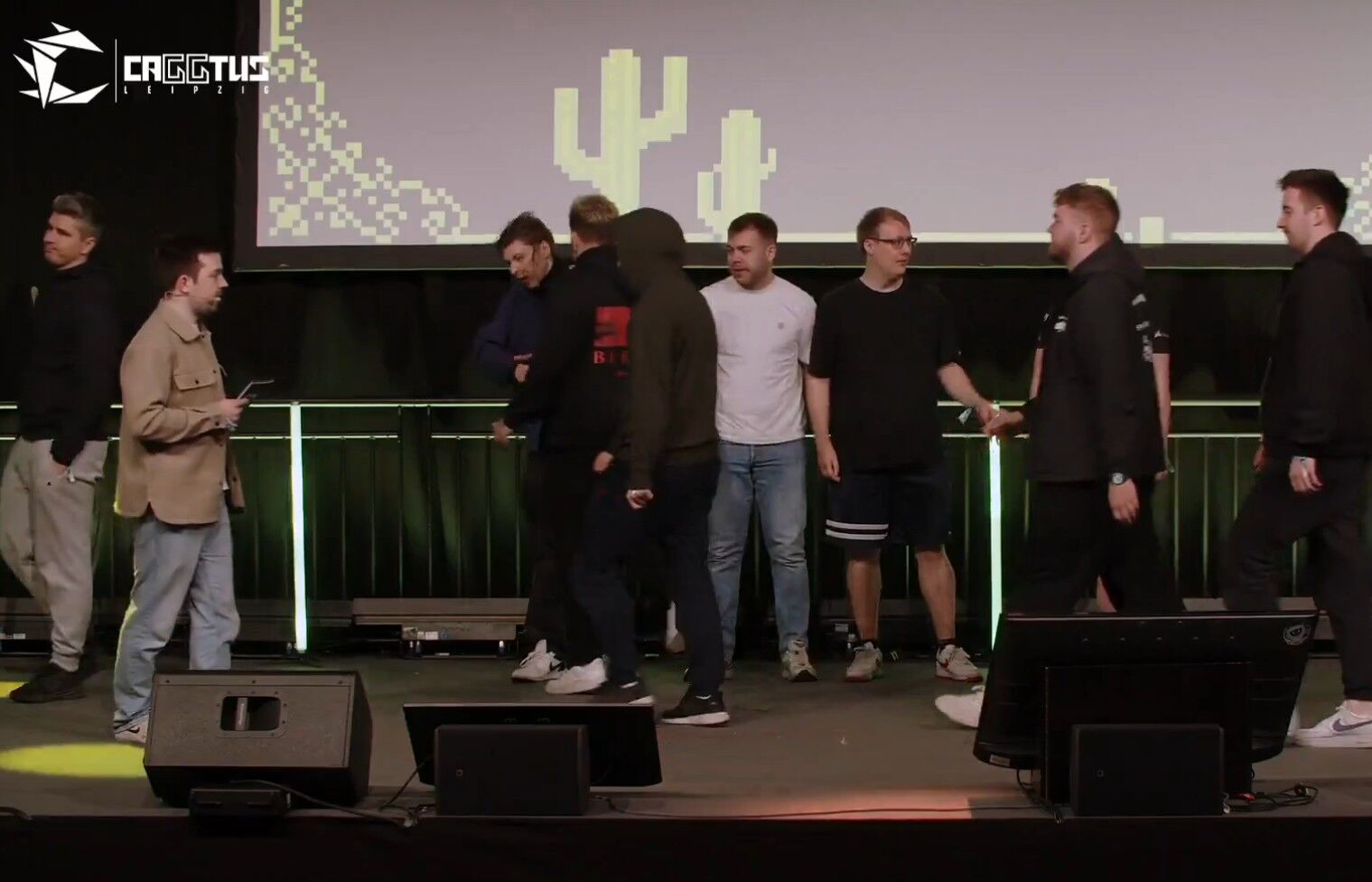 ▲▼搧巴掌。（圖／翻攝自推特）