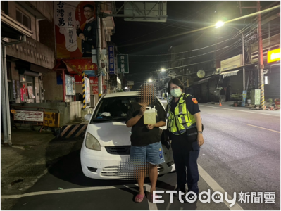 深夜載嬰拋錨路邊！油料耗盡險受困　警火速救援護母子平安