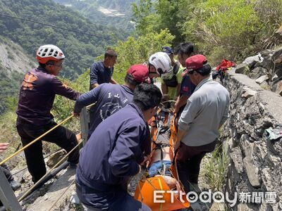 山友父子斷崖墜落邊坡50米傷困　搜救人員拚鬥1.5小時救起送醫