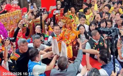 白沙屯媽祖聖駕三進三退衝入大殿回宮!神龕安座12天後開爐
