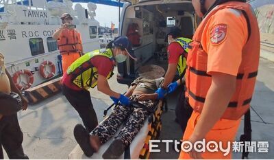 鴨骨卡喉命危！海巡雙艇接力搶救　印尼漁工火速送醫脫險