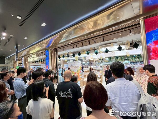 ▲台南市長黃偉哲前進吉隆坡行銷農產，紅心芭樂與冬瓜茶磚上架展售。（記者林東良翻攝，下同）