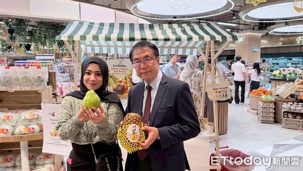 ▲台南市長黃偉哲前進吉隆坡行銷農產，紅心芭樂與冬瓜茶磚上架展售。（記者林東良翻攝，下同）