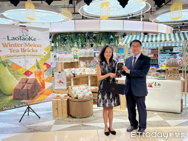 ▲台南市長黃偉哲前進吉隆坡行銷農產，紅心芭樂與冬瓜茶磚上架展售。（記者林東良翻攝，下同）