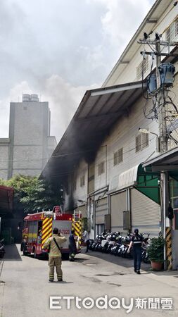 ▲▼高雄塑膠工廠火警。（圖／記者許宥孺翻攝）