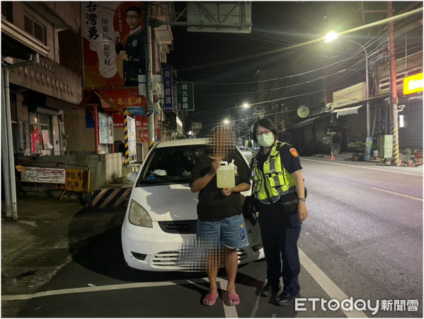 ▲內埔警方服務江姓女子。（圖／記者陳崑福翻攝）